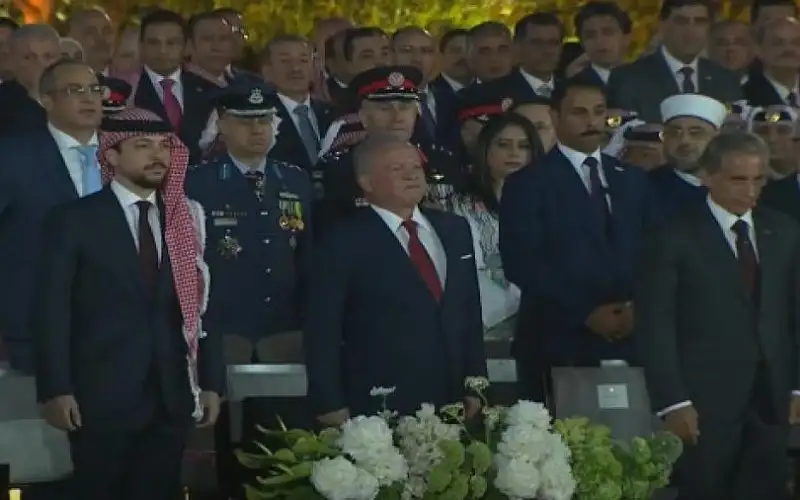 الملك ينعم بأوسمة على مؤسسات وشخصيات