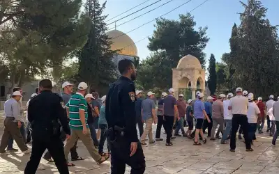 عشرات المستوطنين يقتحمون المسجد الأقصى ويؤدون