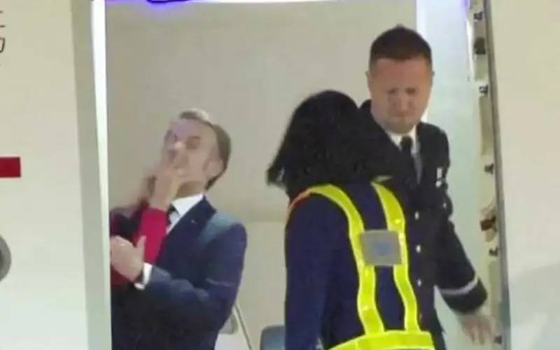 على سلم الطائرة .. ما الذي