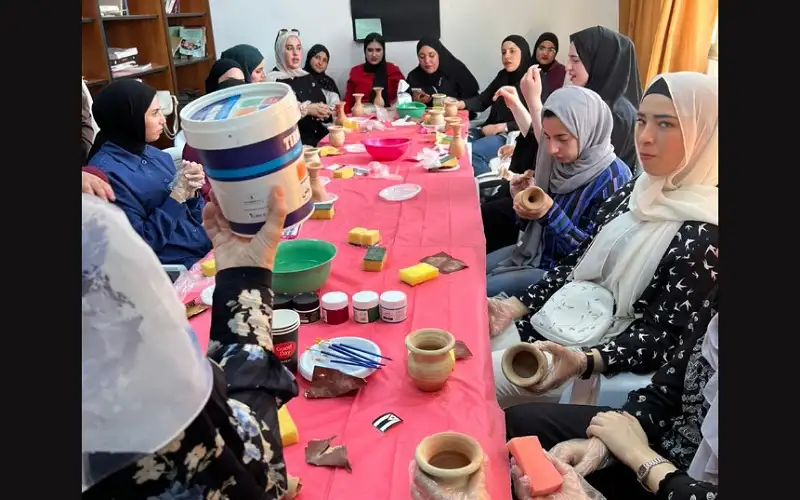 دورة الرسم على الفخار في مركز