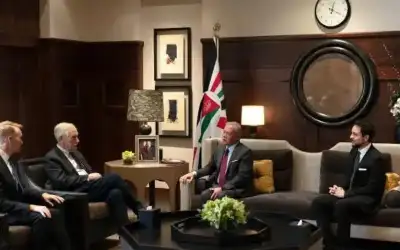 الملك يلتقي أعضاء من مجلس الشيوخ