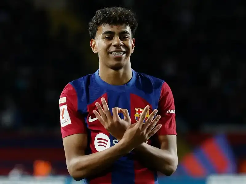 برشلونة يعلن تجديد عقد لامين يامال