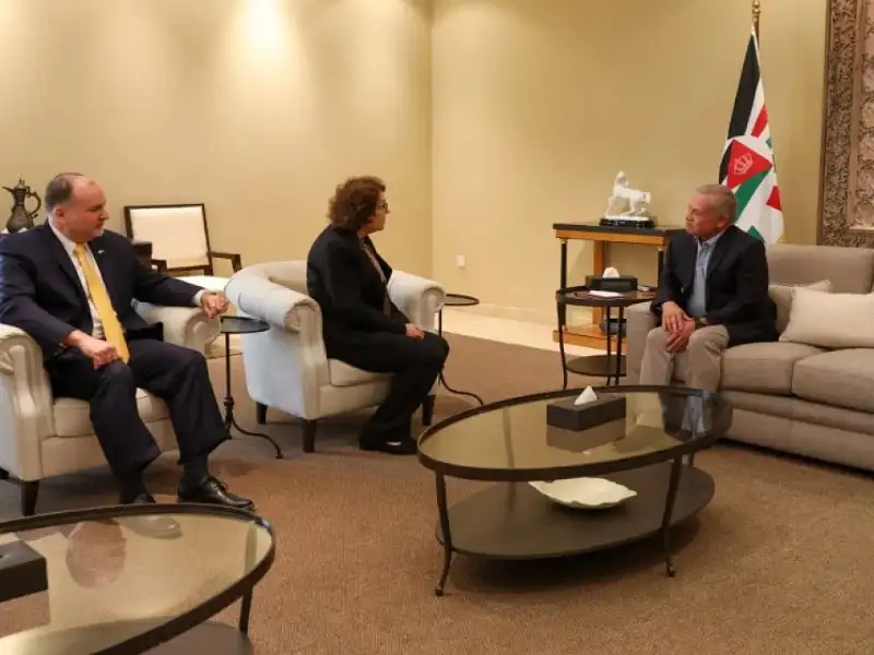 الملك يستقبل عضو مجلس الشيوخ الأميركي