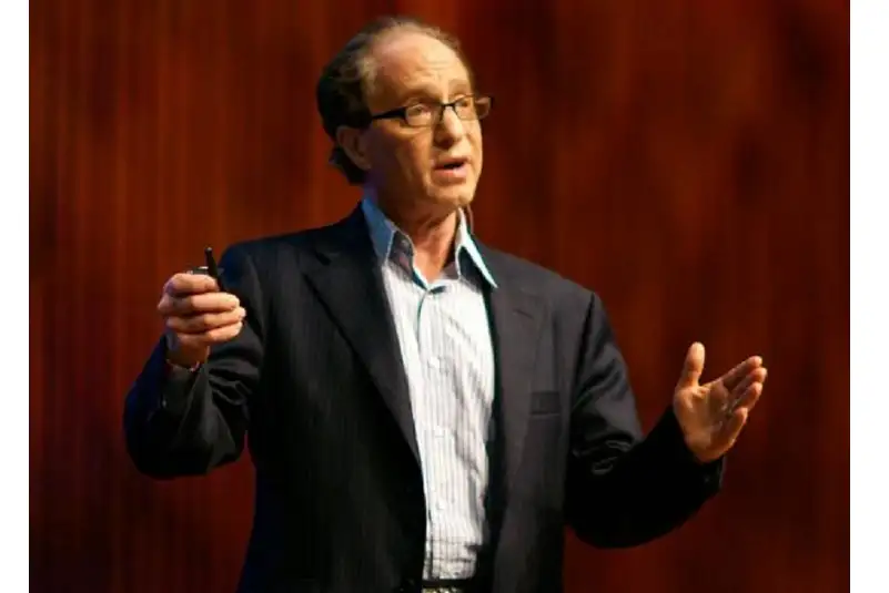 عالم يتوقع العودة عبر الزمن بحلول