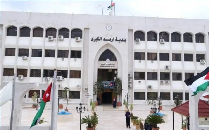 خارجون عن القانون يعتدون على رئيس