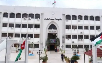 خارجون عن القانون يعتدون على رئيس
