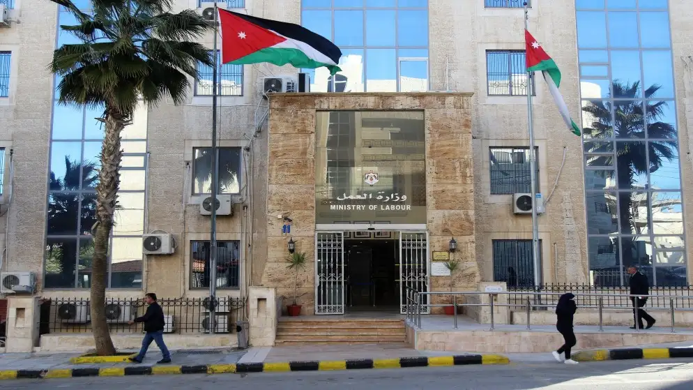 العمل: وقف باب الاستقدام لا يشمل