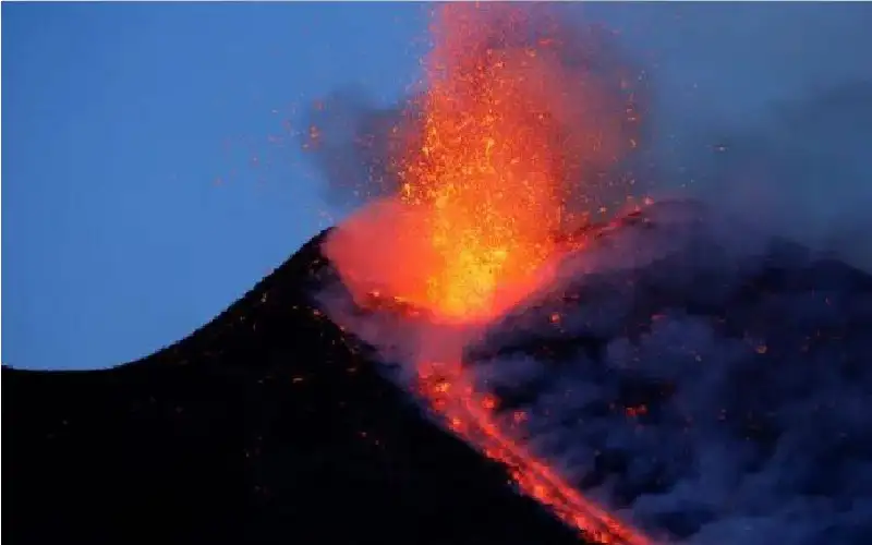 علماء يحذرون: أحد البراكين العملاقة يستيقظ