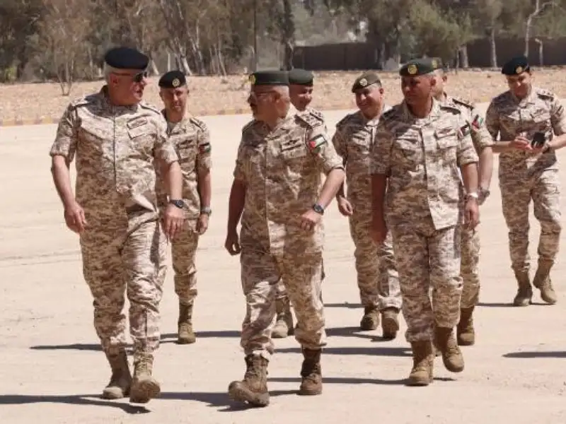 الحنيطي يزور المنطقة العسكرية الشرقية