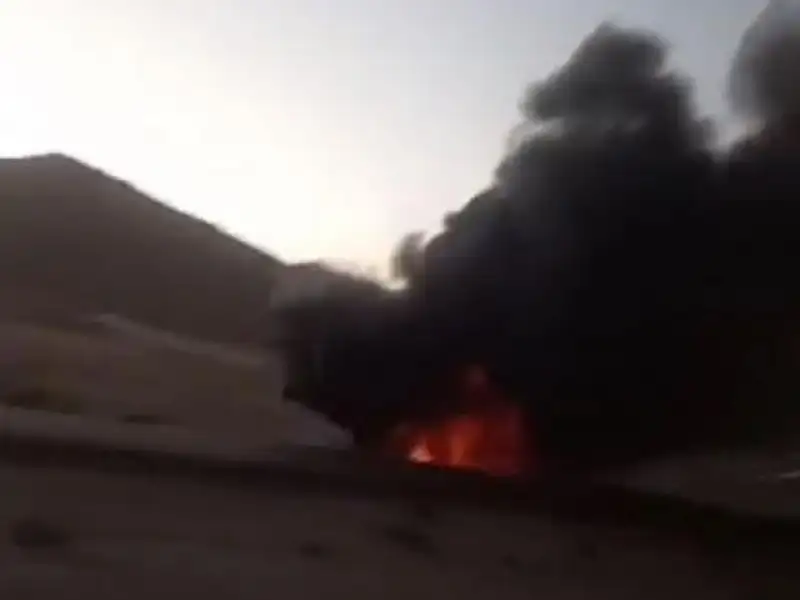 انفجار إطار يحرق شاحنة في العقبة