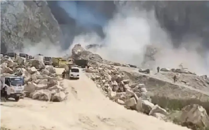 مشاهد صادمة لقتلى ومحاصرين جراء انهيار