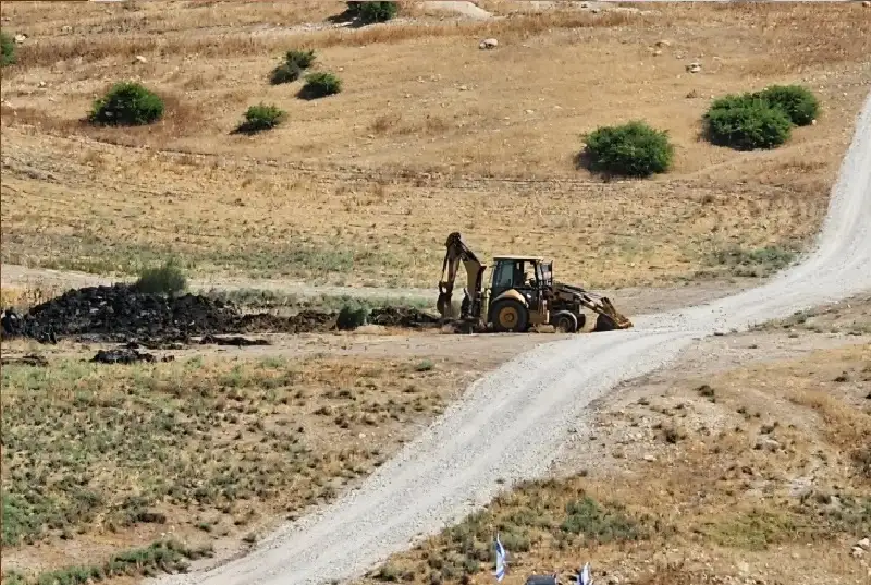 مستوطنون يشرعون بإقامة بؤرة استيطانية في