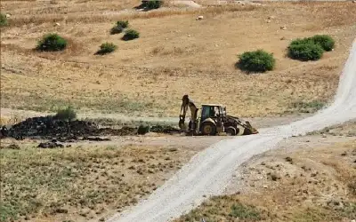 مستوطنون يشرعون بإقامة بؤرة استيطانية في