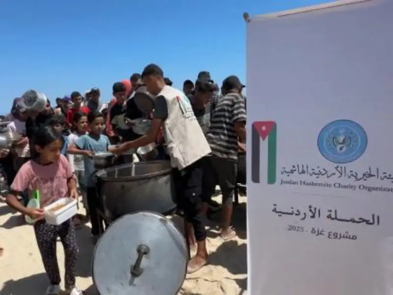 الحملة الأردنية والهيئة الخيرية توزعان وجبات