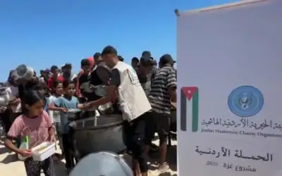 الحملة الأردنية والهيئة الخيرية توزعان وجبات