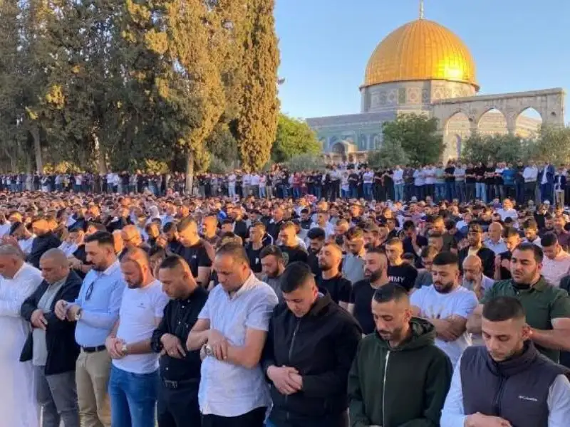 45 ألفا يؤدون صلاة الجمعة في