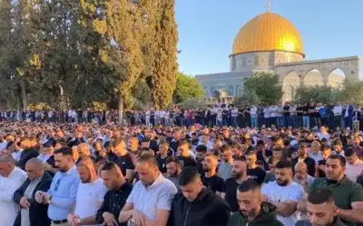 45 ألفا يؤدون صلاة الجمعة في