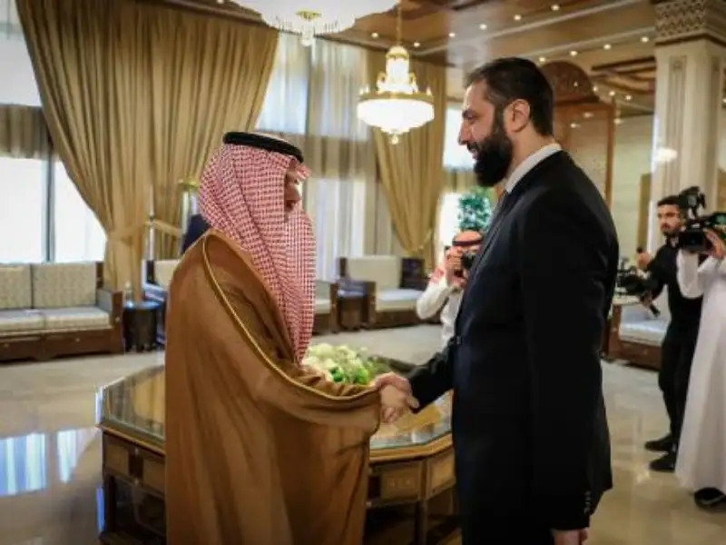 الشرع يستقبل رئيس الخارجية السعودي في
