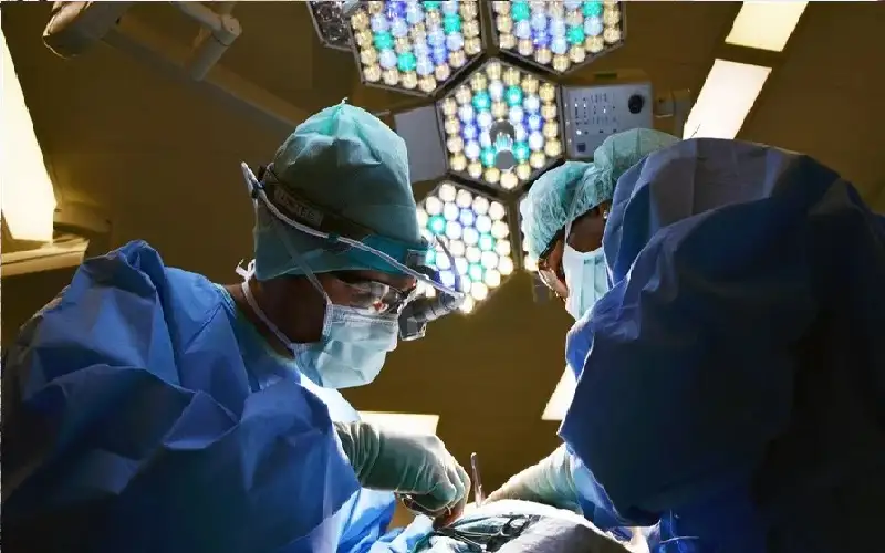 بأعجوبة.. أطباء يزيلون مسمارا طوله 8