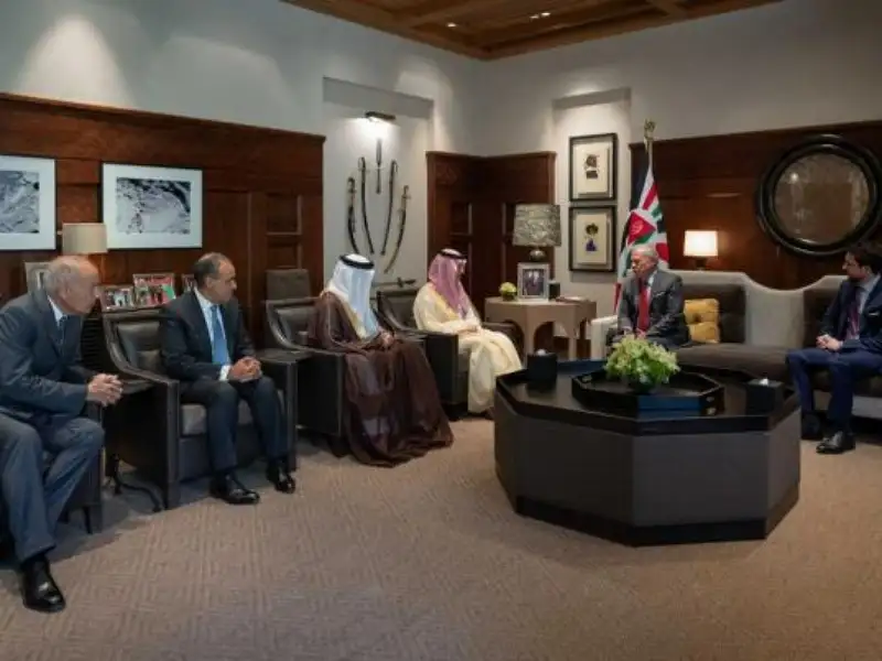 الملك يستقبل وفد اللجنة الوزارية العربية