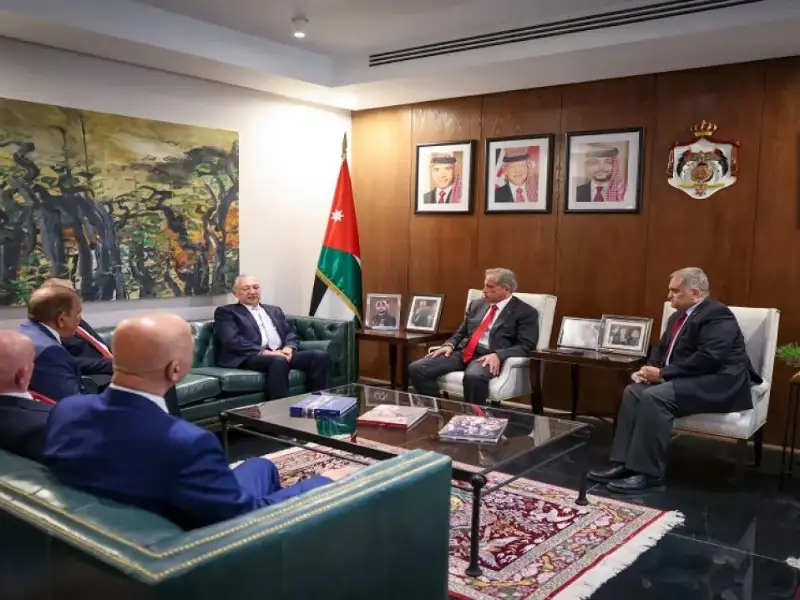 حسان يتسلم نسخة من التقرير السنوي