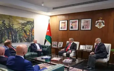 حسان يتسلم نسخة من التقرير السنوي