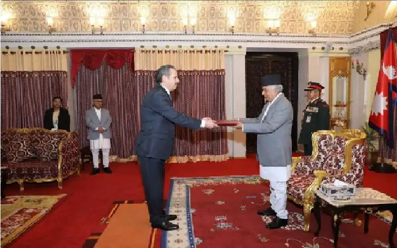 السفير يوسف عبد الغني يقدم أوراق