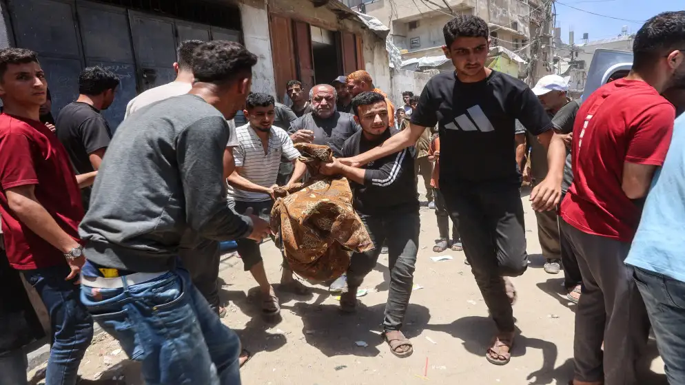 استشهاد 10 فلسطينيين على الأقل بقصف