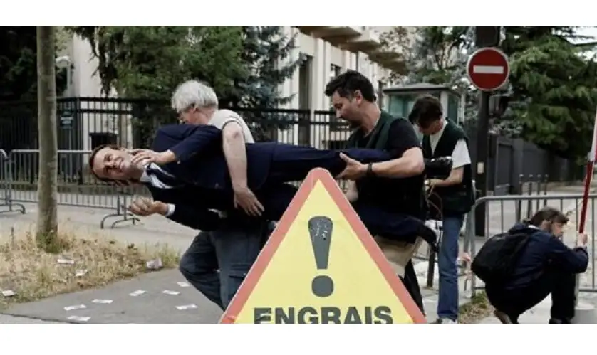 إزالة تمثال ماكرون من أحد متاحف