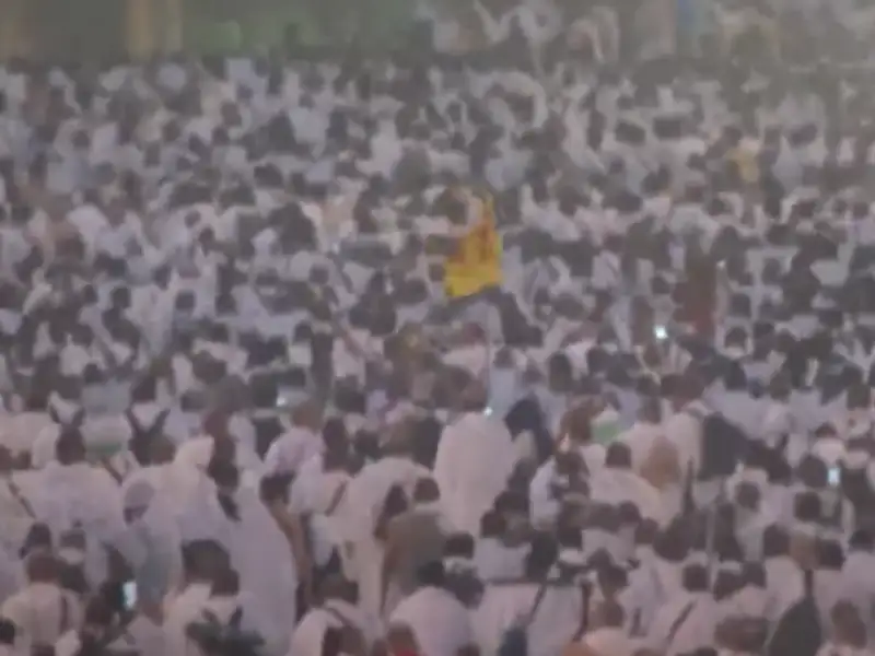 الحجاج ينفرون من عرفات إلى مزدلفة