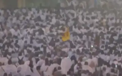 الحجاج ينفرون من عرفات إلى مزدلفة