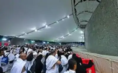 الحجاج يبدأون رمي جمرة العقبة الكبرى