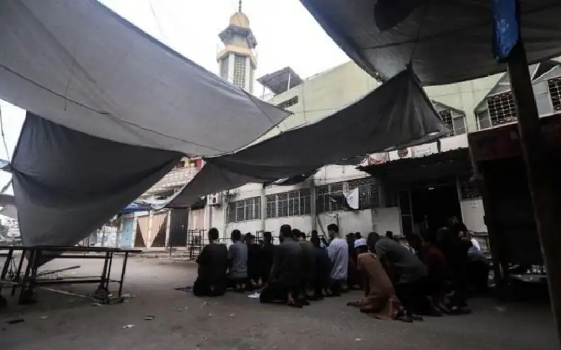 على أنقاض المساجد.. الأهالي يقيمون صلاة