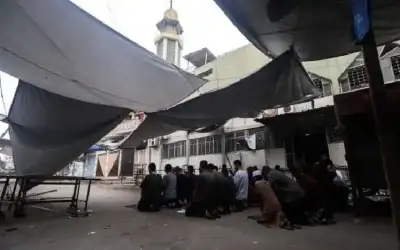 على أنقاض المساجد.. الأهالي يقيمون صلاة