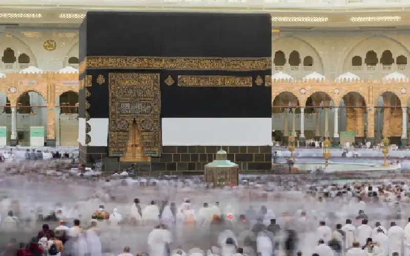 حجاج بيت الله الحرام يؤدون طواف