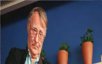 يأخذ أكياس الملح والفلفل من المطاعم..