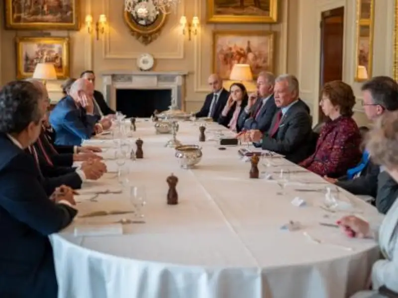 الملك يجتمع في لندن بمسؤولين وبرلمانيين