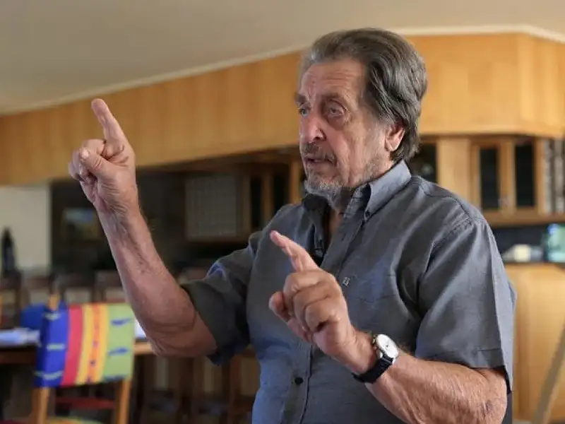 والد إيلون ماسك: صراع ابني مع