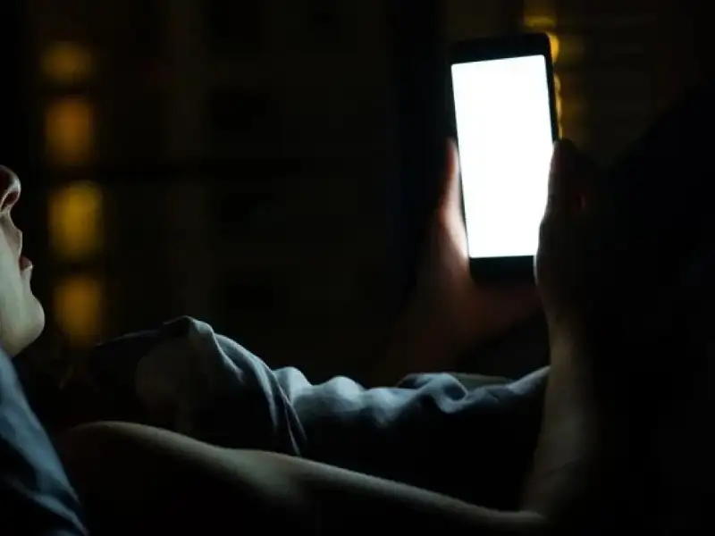 استعمال الشاشات قبل النوم يرفع ضغط