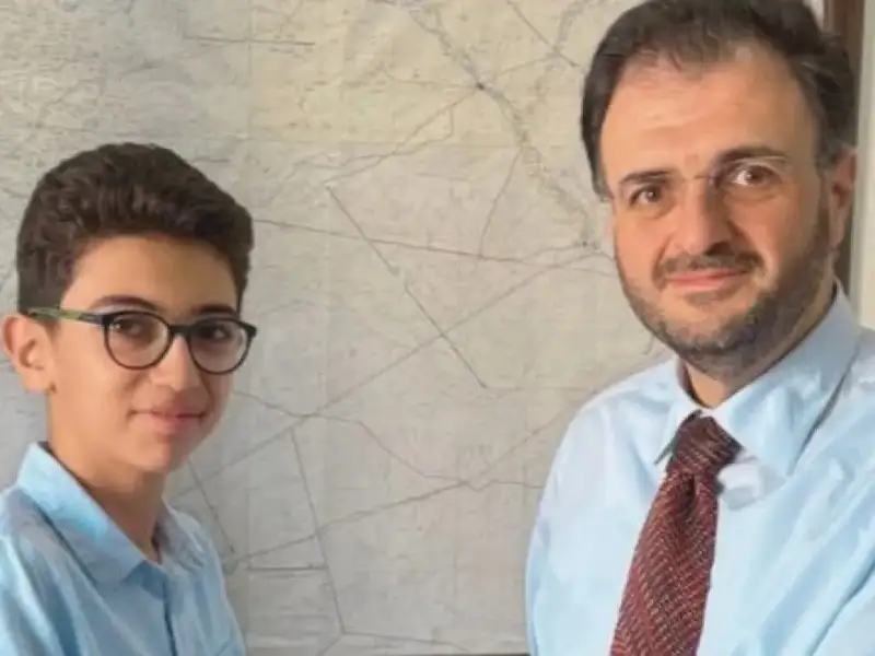 وزير يشغل السوريين.. نصب طفلا كمتحدث