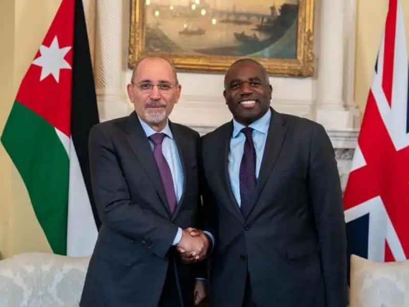 وزير الخارجية يلتقي نظيره البريطاني