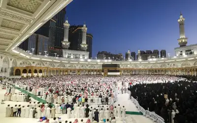 الحجاج يواصلون رمي الجمرات الثلاث بأول