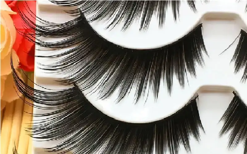 طبيب يحذر.. الرموش الصناعية قد تؤدي