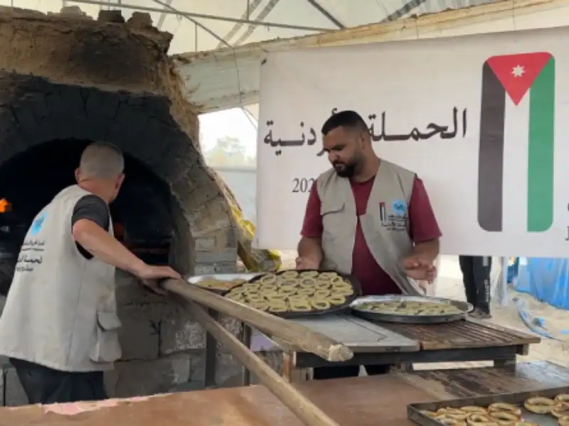 الحملة الأردنية والهيئة الخيرية توزعان كعك