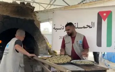 الحملة الأردنية والهيئة الخيرية توزعان كعك