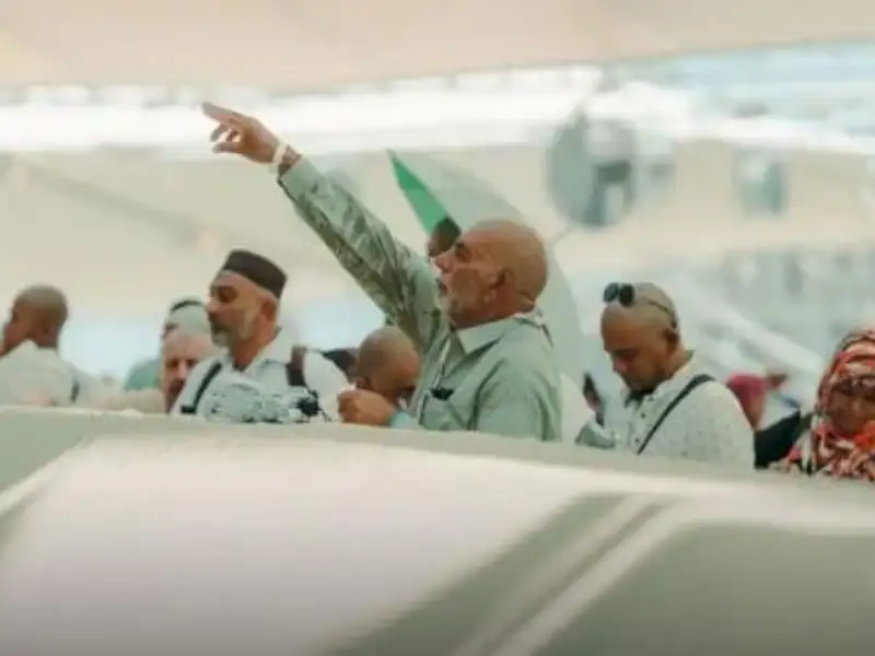 متعجلو الحجاج يرمون الجمرات ويتوجهون لطواف