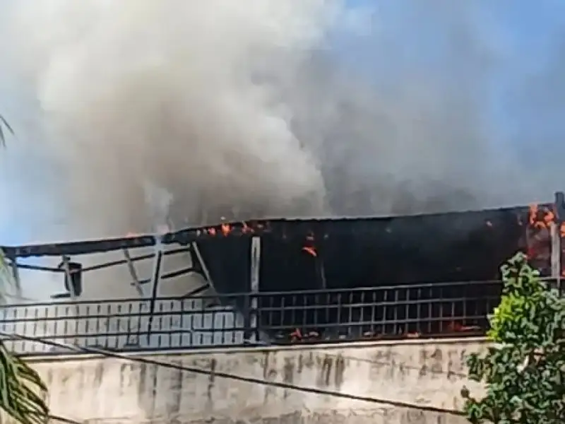 الدفاع المدني يتعامل مع حريق منزل