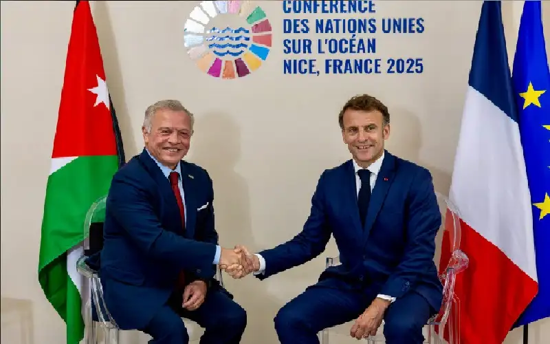 الملك يلتقي مع ماكرون ويؤكد حرص