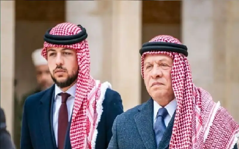 ولي العهد مهنئا الملك بعيد الجلوس: