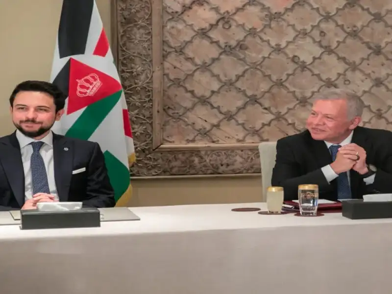 ولي العهد مهنئا الملك بعيد الجلوس: